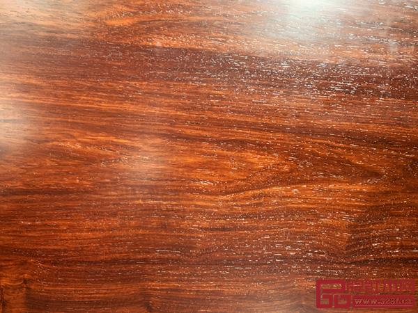 上蜡后，木纹清晰可见、光滑可鉴
