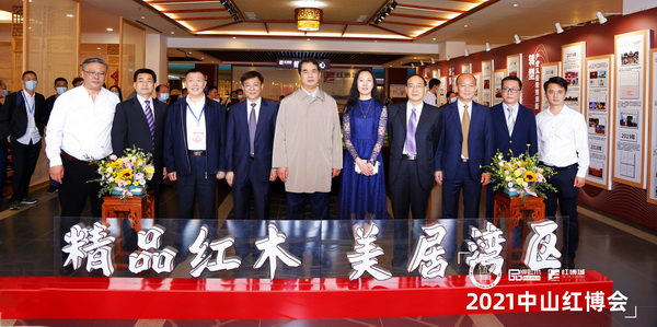  出席开幕式的重要领导嘉宾合影留念