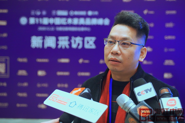 無名红木董事长欧阳金涛在第11届中国红木家具品牌峰会现场接受中央电视台、腾讯家居、品牌红木网等媒体联访