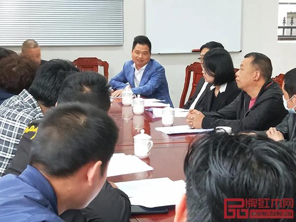 中信红木董事长李忠信在红木家具规上企业油改水推进现场会议上分享 中信红木董事长李忠信在红木家具规上企业油改水推进现场会议上分享