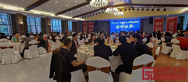 中装传奇全国经销商大会答谢晚宴上，金彪云大师致辞并祝酒