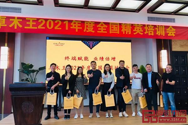 卓木王副总裁李宗才为获奖小组和优秀学员们颁发颁发精美礼品和结业证书 卓木王副总裁李宗才为获奖小组和优秀学员们颁发颁发精美礼品和结业证书