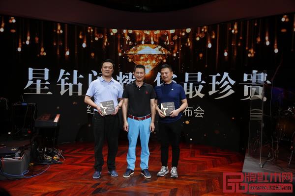 红古轩品牌创始人吴赤宇(中)颁发“钻石VIP”会员牌匾 红古轩品牌创始人吴赤宇(中)颁发“钻石VIP”会员牌匾