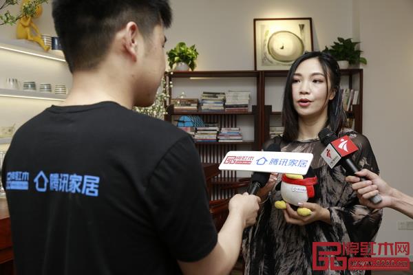 两位歌手分别接受腾讯家居&品牌红木采访 两位歌手分别接受腾讯家居&品牌红木采访