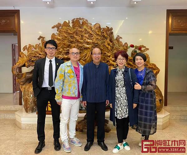 慧谷家族领导与卓木王董事长杜承三、总裁杜长江亲切交流 慧谷家族领导与卓木王董事长杜承三、总裁杜长江亲切交流
