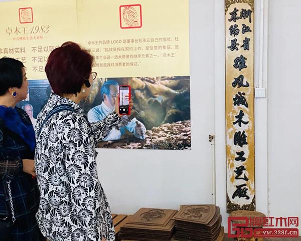 杜长江总裁带领慧谷家族一行参观卓木王生产车间和环保设备 杜长江总裁带领慧谷家族一行参观卓木王生产车间和环保设备