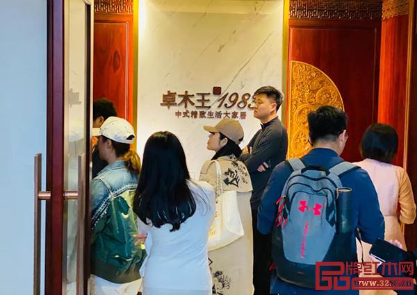 卓木王总裁杜长江向慧谷家族领导介绍“醉中国”系列设计理念 卓木王总裁杜长江向慧谷家族领导介绍“醉中国”系列设计理念