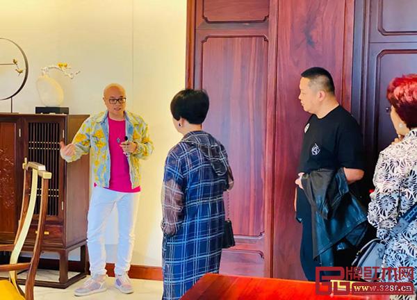 卓木王总裁杜长江向慧谷家族领导介绍“醉中国”系列设计理念 卓木王总裁杜长江向慧谷家族领导介绍“醉中国”系列设计理念