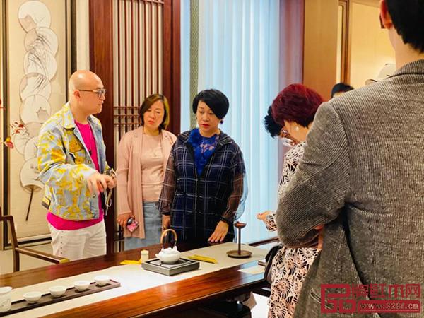 卓木王总裁杜长江向慧谷家族领导介绍“醉中国”系列设计理念 卓木王总裁杜长江向慧谷家族领导介绍“醉中国”系列设计理念
