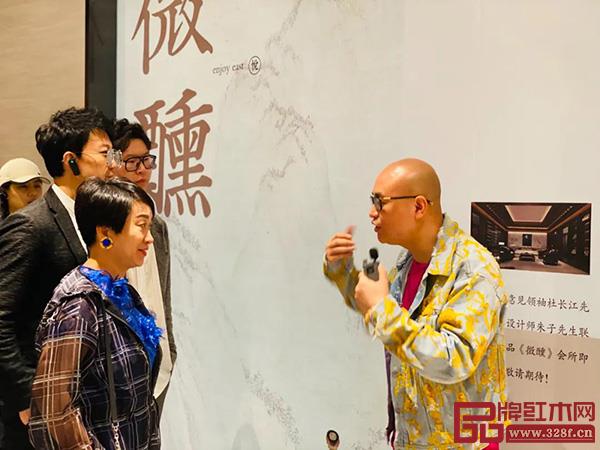 卓木王总裁杜长江向慧谷家族领导介绍“醉中国”系列设计理念 卓木王总裁杜长江向慧谷家族领导介绍“醉中国”系列设计理念