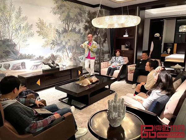 卓木王总裁杜长江向参观嘉宾介绍“悦中国”产品 卓木王总裁杜长江向参观嘉宾介绍“悦中国”产品