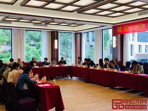 卓木王与慧谷家族举行交流座谈会 卓木王与慧谷家族举行交流座谈会