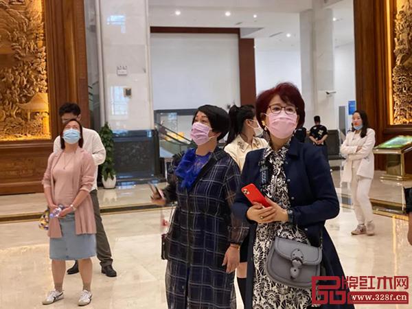 杜长江总裁和慧谷家族一行参观卢宅 杜长江总裁和慧谷家族一行参观卢宅