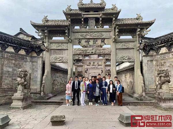 杜长江总裁和慧谷家族一行参观卢宅 杜长江总裁和慧谷家族一行参观卢宅