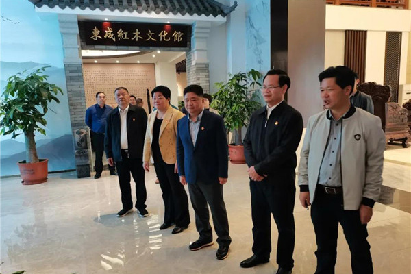 丰顺县委书记率团考察五华红木家居文化产业园东成红木