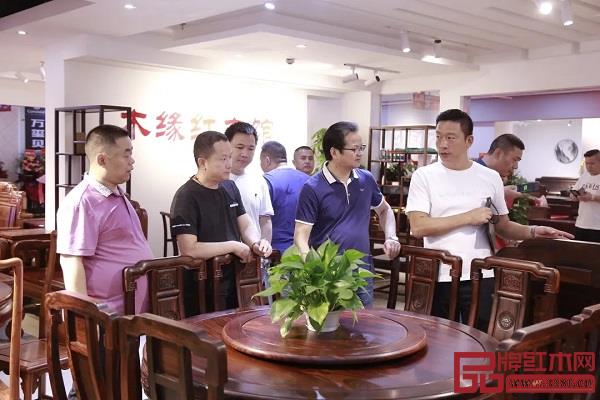 开业当天,店内热闹非凡 开业当天,店内热闹非凡