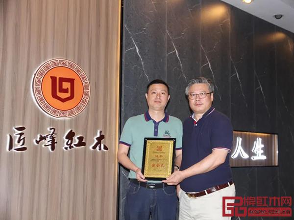 林志洪会长（右）为匠峰家具詹锻炼董事长（左）颁牌