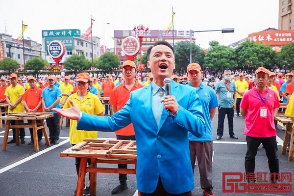 中国男高音协会主席、著名男高音歌唱家陈永峰在开幕式上演唱与中国著名书画家、中国木雕美术大师胡冠军共同作曲的《中华大工匠》 中国男高音协会主席、著名男高音歌唱家陈永峰在开幕式上演唱与中国著名书画家、中国木雕美术大师胡冠军共同作曲的《中华大工匠》