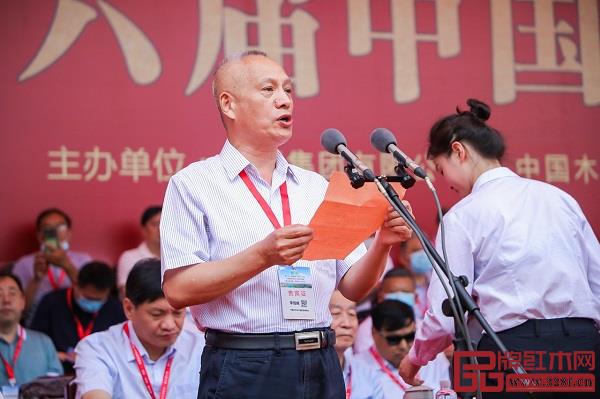 中国木材与木制品流通协会会长李佳峰在开幕式上致辞 中国木材与木制品流通协会会长李佳峰在开幕式上致辞