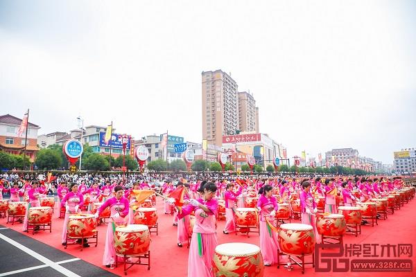 第六届花园红木文化节开幕式上,两百大鼓齐鸣庆贺 第六届花园红木文化节开幕式上,两百大鼓齐鸣庆贺