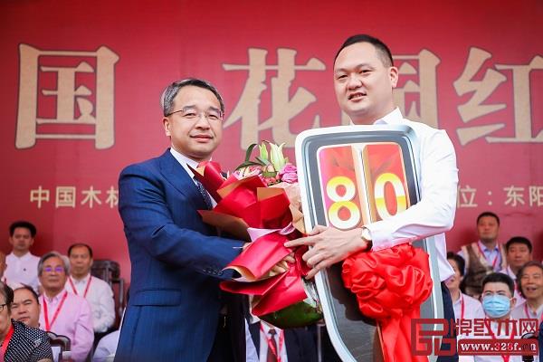 花园联合党委副书记、花园生物高科董事长邵徐君与一汽集团副总经理王林虎(右)共同完成红旗轿车交仪式 花园联合党委副书记、花园生物高科董事长邵徐君与一汽集团副总经理王林虎(右)共同完成红旗轿车交仪式