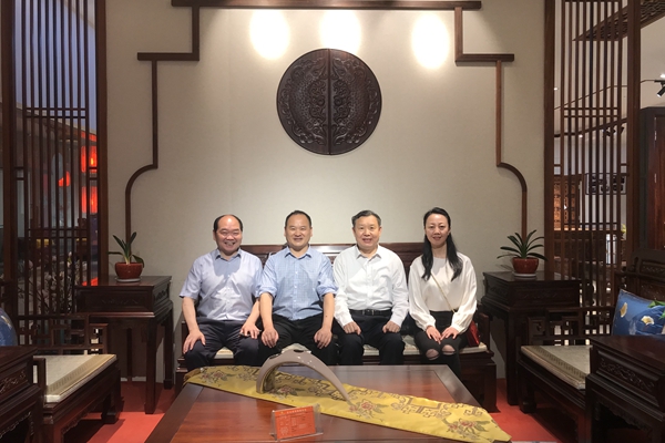 中国家具协会理事长徐祥楠、副理事长屠祺莅临雅典红木参观