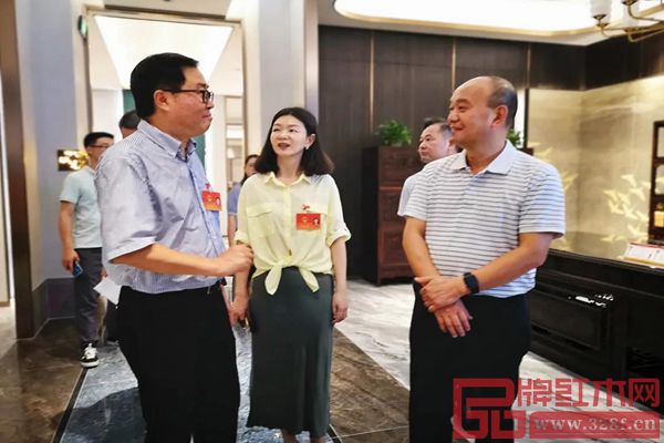 中山市红古轩家具有限公司营销总监杨晶(中)陪同领导嘉宾参观红古轩中式美学空间 中山市红古轩家具有限公司营销总监杨晶(中)陪同领导嘉宾参观红古轩中式美学空间