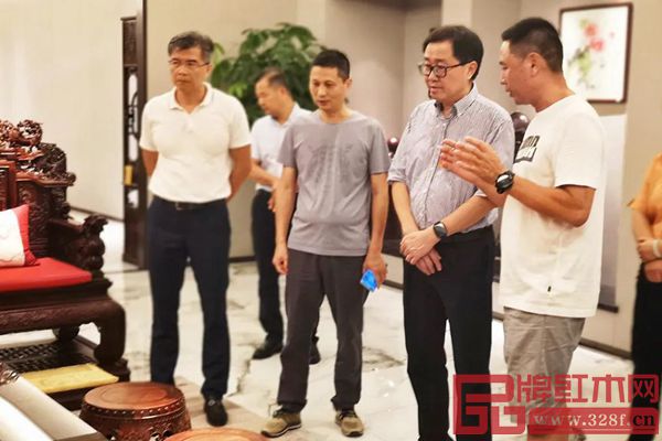 中国传统工艺大师、红古轩生产厂长李仲良(右一)为市人大领导一行人讲解红古轩产品 中国传统工艺大师、红古轩生产厂长李仲良(右一)为市人大领导一行人讲解红古轩产品