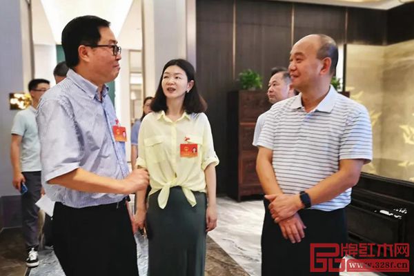 中山市红古轩家具有限公司营销总监杨晶（中）陪同领导嘉宾参观红古轩中式美学空间
