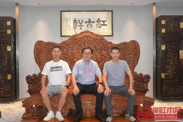 市人大常委会副主任关瑞麟（中）与红古轩创始人吴赤宇（右）、红古轩生产厂长李仲良（左）落座红古轩家具合影