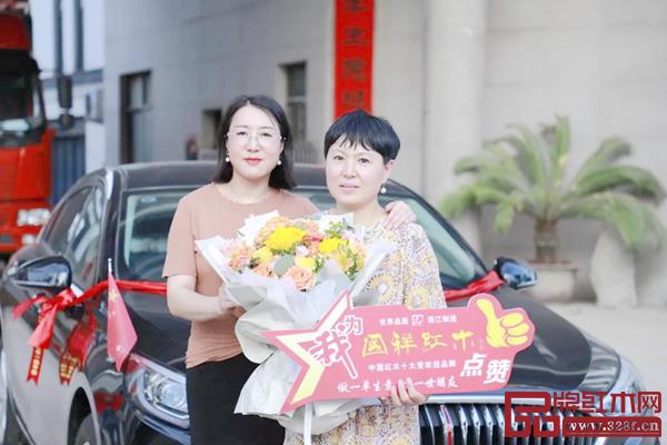 国祥红木经销商诸城李总(右)喜获大奖,与国祥红木总经理黄玉萍合影留念 国祥红木经销商诸城李总(右)喜获大奖,与国祥红木总经理黄玉萍合影留念