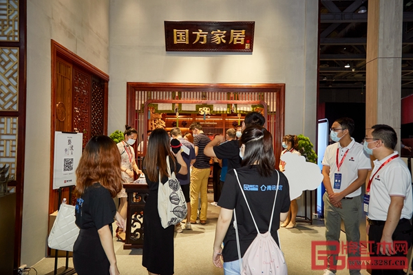 国方家居广州建博会展位现场人潮涌动 国方家居广州建博会展位现场人潮涌动
