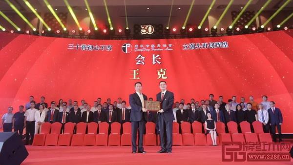 广东省社会组织管理局副局长徐祖平(左)为广东省家具协会第七届理事会会长王克(右)颁牌 广东省社会组织管理局副局长徐祖平(左)为广东省家具协会第七届理事会会长王克(右)颁牌