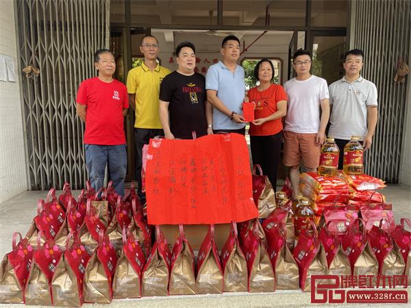 老人们纷纷表示感谢,感谢带来那么多的节日慰问品 老人们纷纷表示感谢,感谢带来那么多的节日慰问品