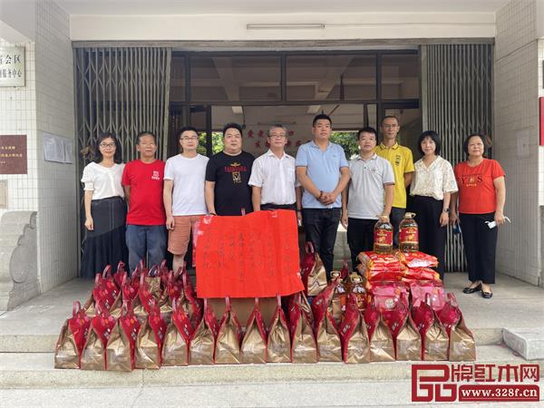 图左起为:镇党政综合办公室主任廖洁珠、广作红木研究院常务理事鑫瑞景华彭兴华、森木家具蒋华侨、源源红家具张思元、大泽镇党委书记宁路庚、广作红木研究院院长尹付林、广作红木研究院常务理事和瑞红木家具刘冬清、高道摄影汲传凯、副镇长(候选人)梁韵芳、大泽镇社会福利服务中心院长吕春连 图左起为:镇党政综合办公室主任廖洁珠、广作红木研究院常务理事鑫瑞景华彭兴华、森木家具蒋华侨、源源红家具张思元、大泽镇党委书记宁路庚、广作红木研究院院长尹付林、广作红木研究院常务理事和瑞红木家具刘冬清、高道摄影汲传凯、副镇长(候选人)梁韵芳、大泽镇社会福利服务中心院长吕春连