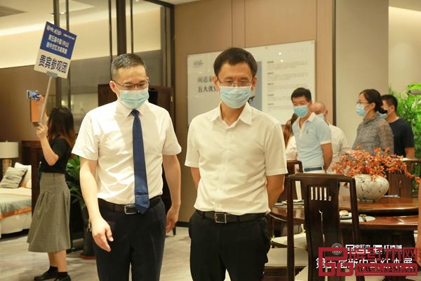 闲适红木董事总经理石拥军(左)为中山市大涌镇党委副书记、镇长李家豪(右)介绍闲适红木产品 闲适红木董事总经理石拥军(左)为中山市大涌镇党委副书记、镇长李家豪(右)介绍闲适红木产品