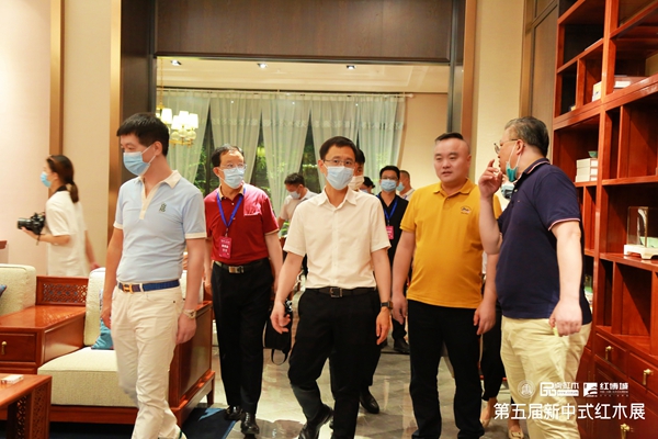中山市大涌镇党委副书记、镇长李家豪(右三)等领导嘉宾在地天泰集团董事长许贵禄(右二)的陪同下参观地天泰·国颂展厅 中山市大涌镇党委副书记、镇长李家豪(右三)等领导嘉宾在地天泰集团董事长许贵禄(右二)的陪同下参观地天泰·国颂展厅