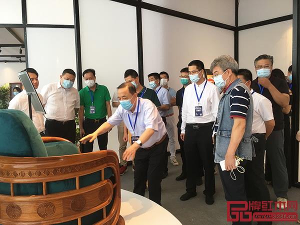 每一届新中式红木展，尊龙都能吸引众多领导专家、经销商、消费者驻足品鉴，为新中式红木艺术点赞