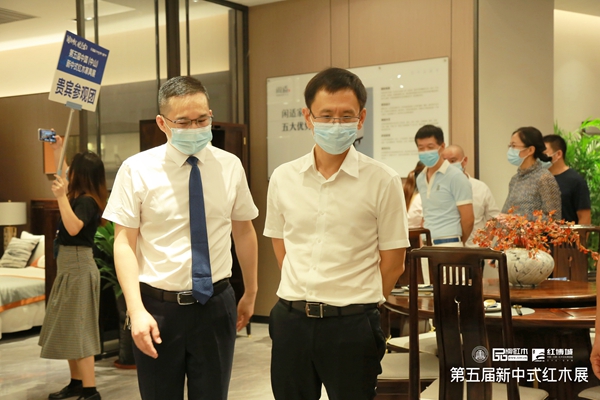 闲适红木董事总经理石拥军(左)为中山市大涌镇党委副书记、镇长李家豪(右)介绍闲适红木产品 闲适红木董事总经理石拥军(左)为中山市大涌镇党委副书记、镇长李家豪(右)介绍闲适红木产品