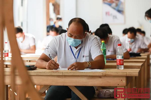 参赛选手在进行理论考试 参赛选手在进行理论考试