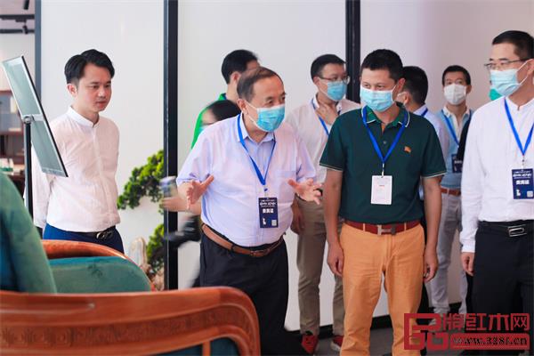 新中式红木展得到众多领导的关注与赞誉 新中式红木展得到众多领导的关注与赞誉