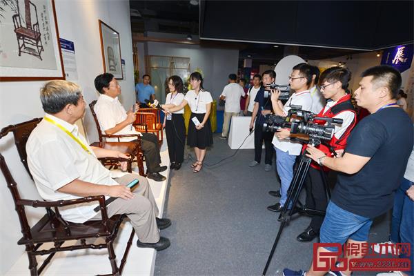 新中式红木展得到众多领导的关注与赞誉 新中式红木展得到众多领导的关注与赞誉