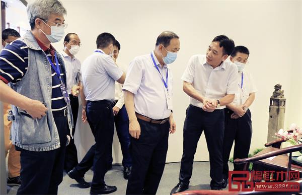 新中式红木展得到众多领导的关注与赞誉 新中式红木展得到众多领导的关注与赞誉