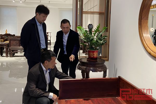 中国传统工艺大师、波记紫檀馆董事长伍建波(右一)在为嘉宾们介绍印度小叶紫檀家具的制作工艺与文化内涵 中国传统工艺大师、波记紫檀馆董事长伍建波(右一)在为嘉宾们介绍印度小叶紫檀家具的制作工艺与文化内涵