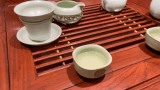 多余的茶水可直接倒入茶台中 多余的茶水可直接倒入茶台中