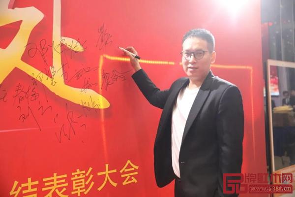 华行红木总经理黄岸喜 华行红木总经理黄岸喜
