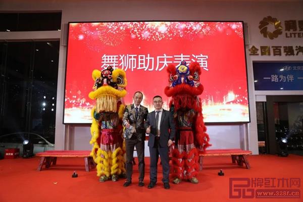 同城联盟会长龚志高(右)与秘书长黄岸峰(左)携手为雄狮点睛 同城联盟会长龚志高(右)与秘书长黄岸峰(左)携手为雄狮点睛
