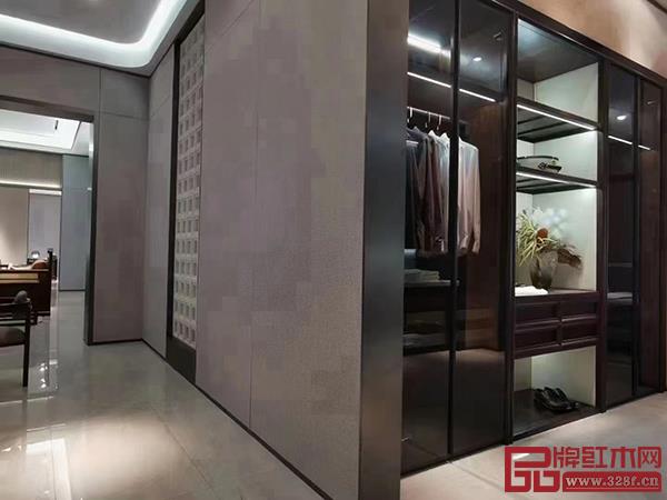 喜气以“高端全屋定制+时尚东方家具”为定位,产品和整装都让人耳目一新 喜气以“高端全屋定制+时尚东方家具”为定位,产品和整装都让人耳目一新