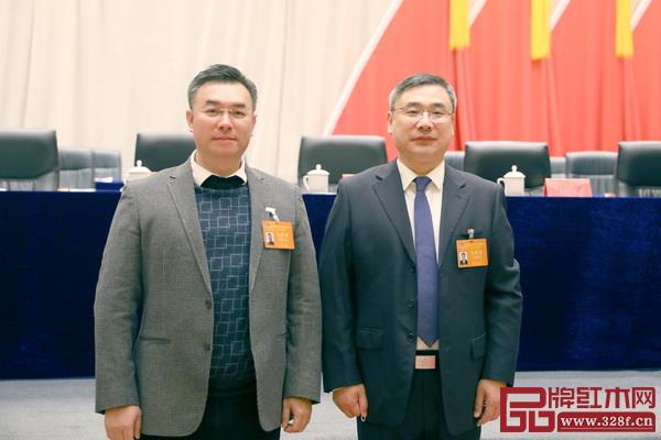 陈淦凡（左）与政协副主席宋耀明（右）合影留念