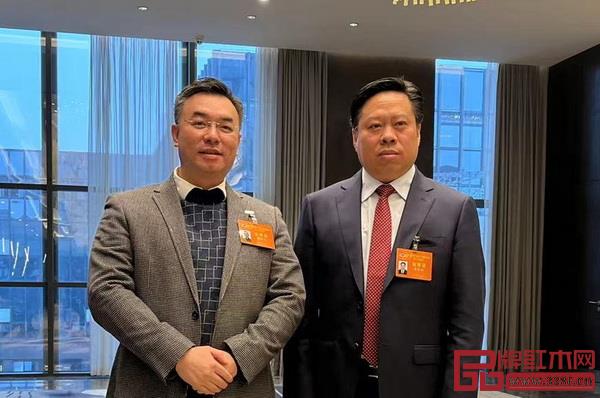 陈淦凡（左）与新一届政协主席廖和平（右）合影留念